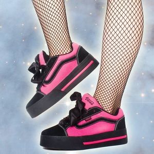 VINTAGE 90s PINK AND BLACK VANS